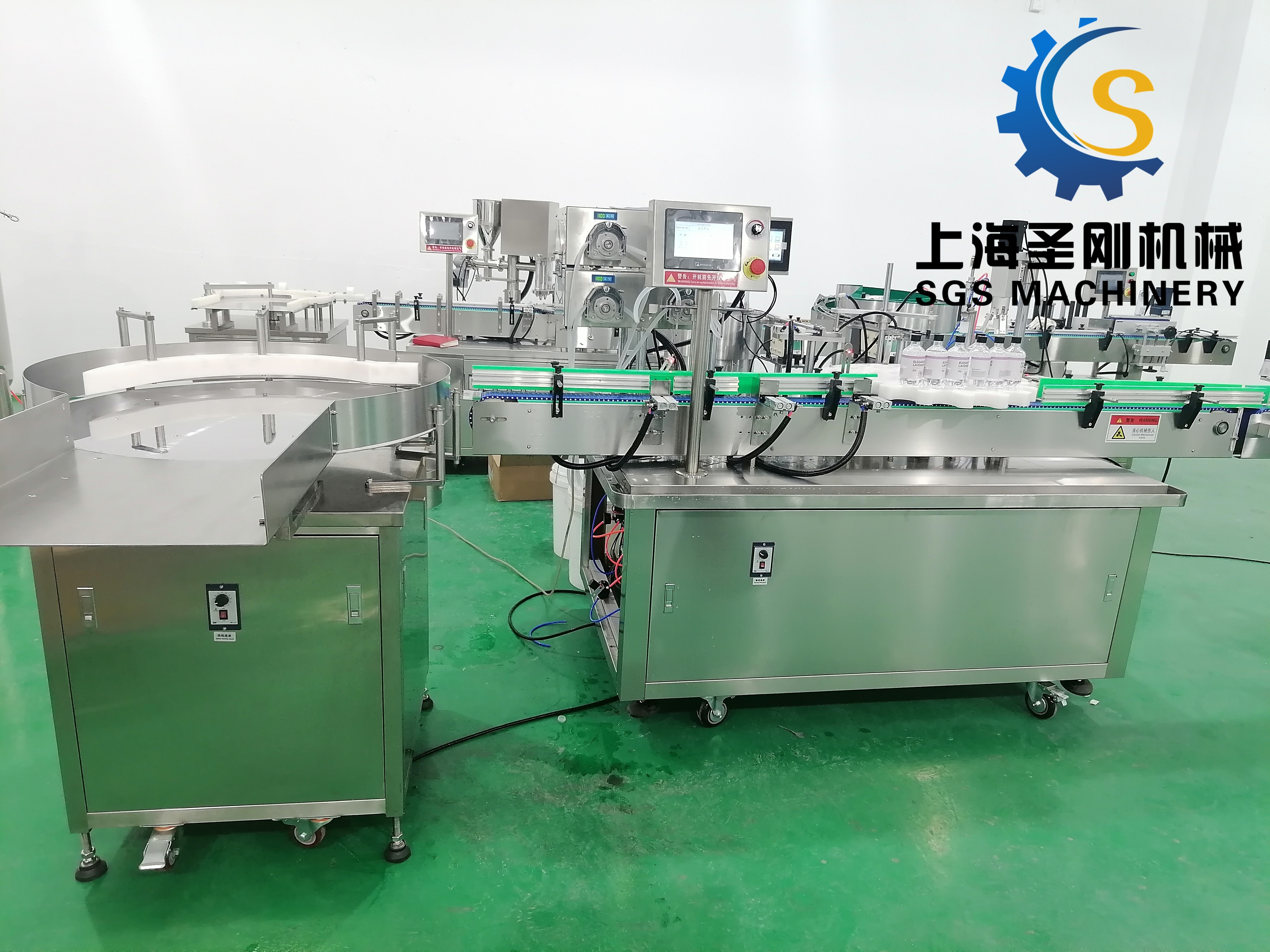 一機(jī)多能 全自動(dòng)香水灌裝貼標(biāo)生產(chǎn)線