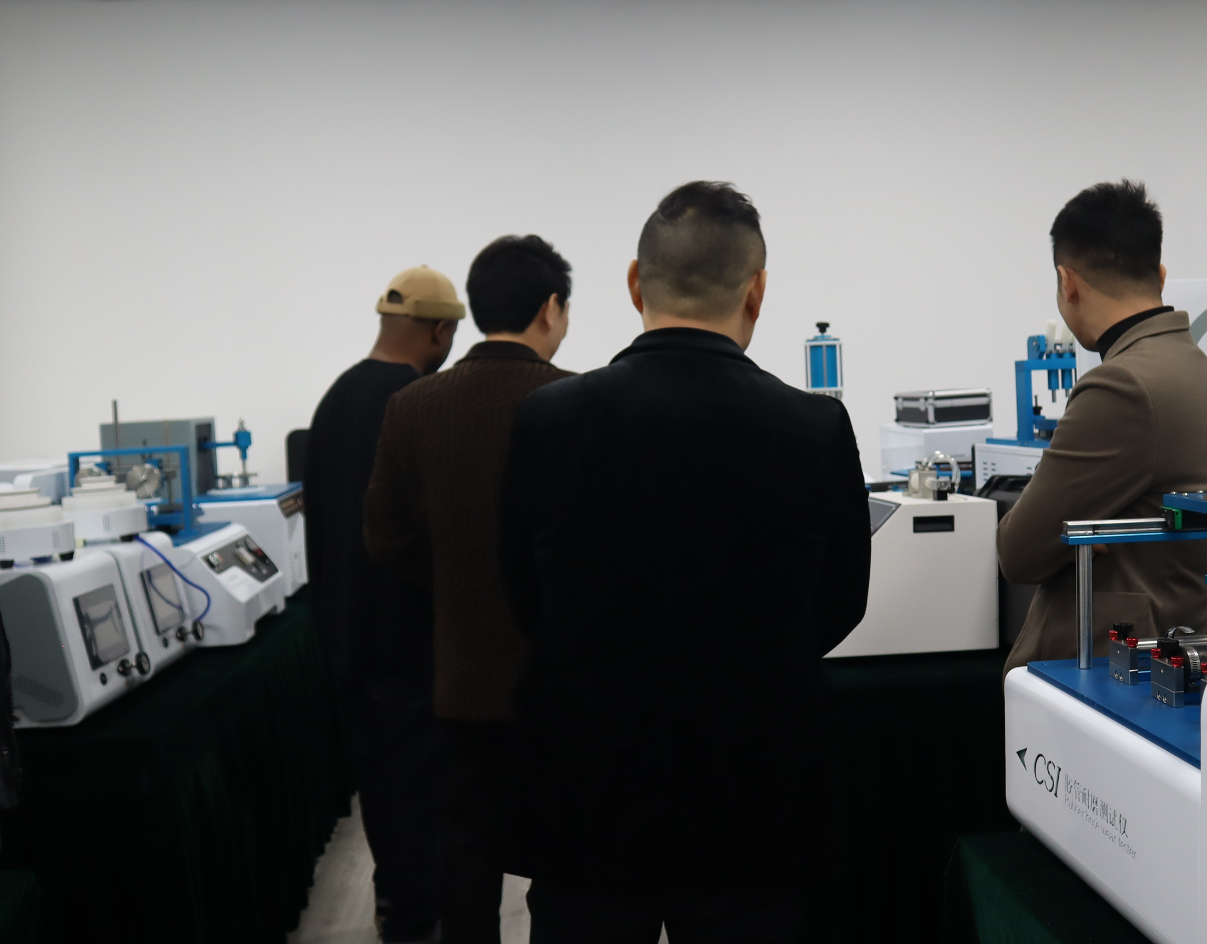 国外友人莅临上海参观程斯，探讨先进设备与合作机会