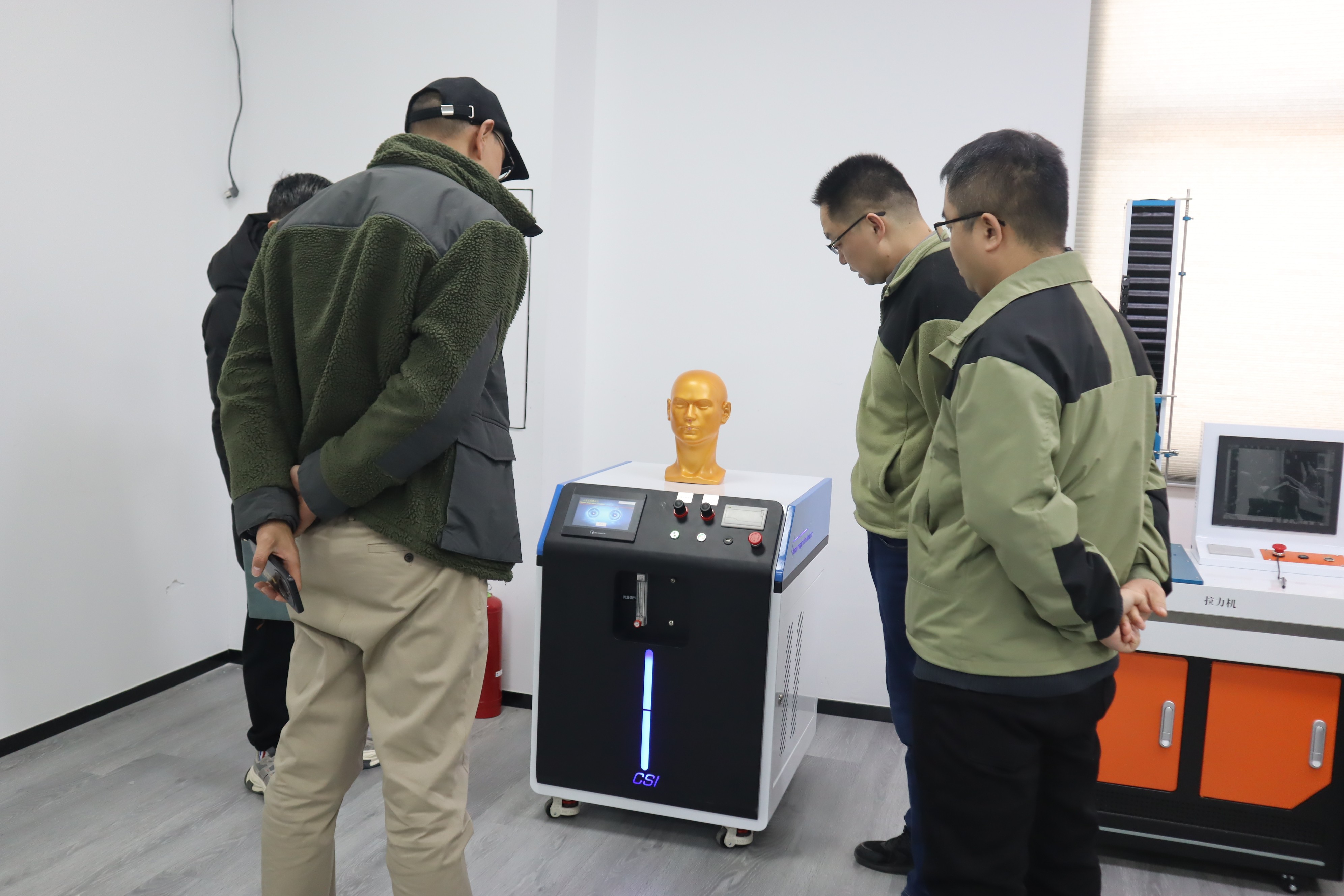 客户到访上海程斯参观考察人体呼吸模拟仪设备